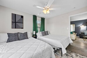 Tabla de planchar con plancha, wifi y ropa de cama 