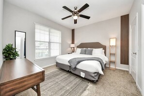 Een strijkplank/strijkijzer, wifi, beddengoed