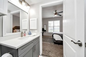 Bügeleisen/Bügelbrett, WLAN, Bettwäsche