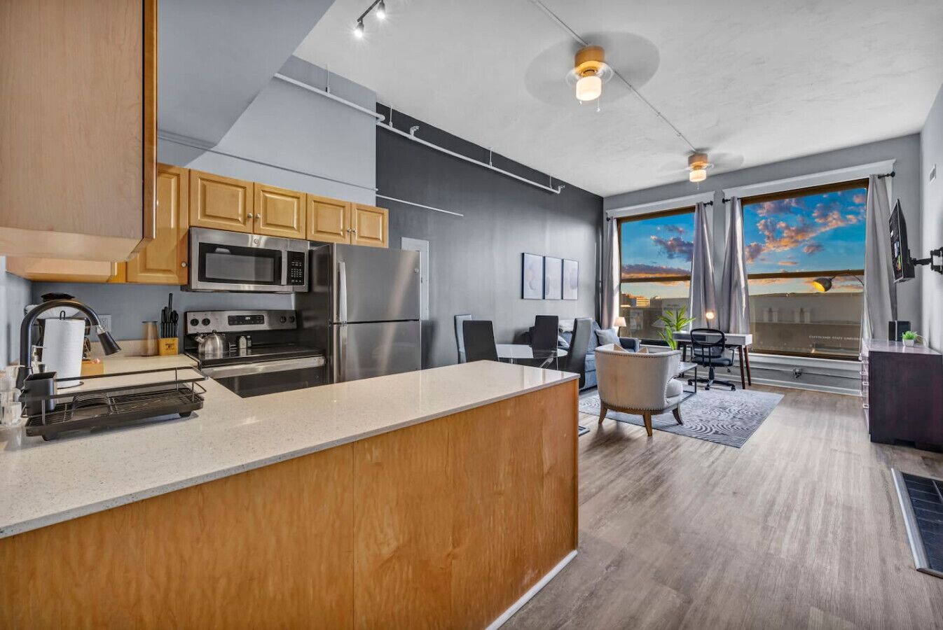 Jääkaappi, mikroaaltouuni, uuni, liesi