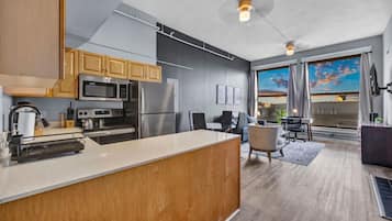 Jääkaappi, mikroaaltouuni, uuni, liesi