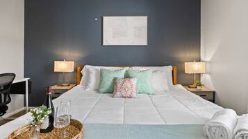 Tabla de planchar con plancha, wifi y ropa de cama