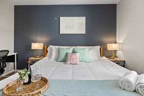 Strykjärn/strykbräda, wi-fi och sängkläder