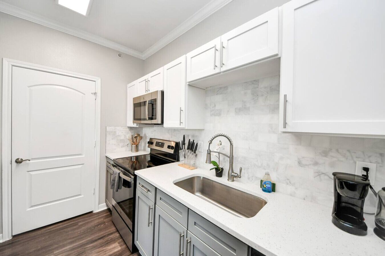 Jääkaappi, mikroaaltouuni, uuni, astianpesukone