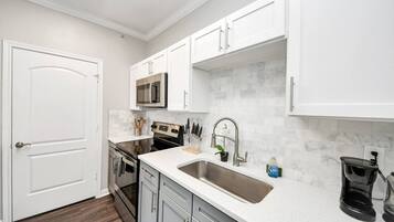 Jääkaappi, mikroaaltouuni, uuni, astianpesukone