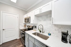 Jääkaappi, mikroaaltouuni, uuni, astianpesukone