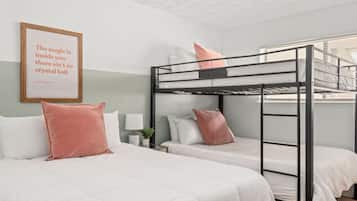 Escritorio, tabla de planchar con plancha, wifi y ropa de cama