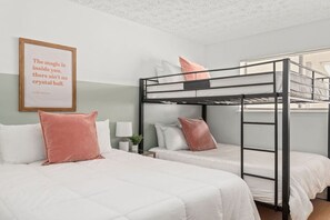 Escritorio, tabla de planchar con plancha, wifi y ropa de cama 