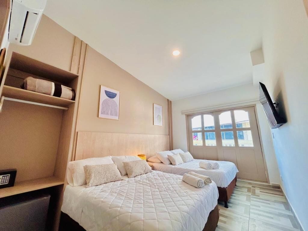 Eenvoudige Twin kamer, balkon, uitzicht op strand | Een kluis op de kamer, verduisterende gordijnen, gratis wifi