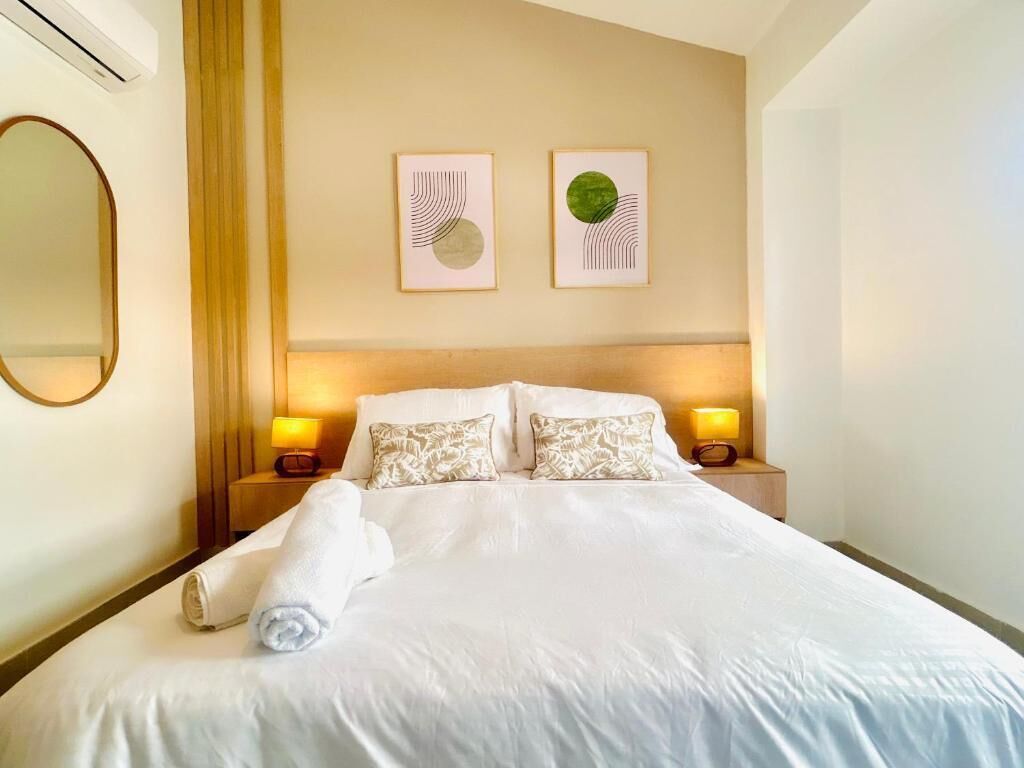 Quarto casal básico, sacada, vista para a praia