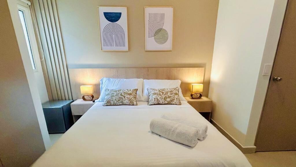 Quarto casal básico | Cofres nos quartos, cortinas blackout, Wi-Fi de cortesia