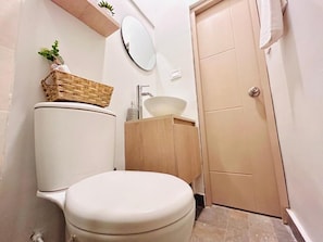 Habitación básica doble, balcón, vistas a la playa | Baño | Ducha, secador de pelo, toallas y jabón