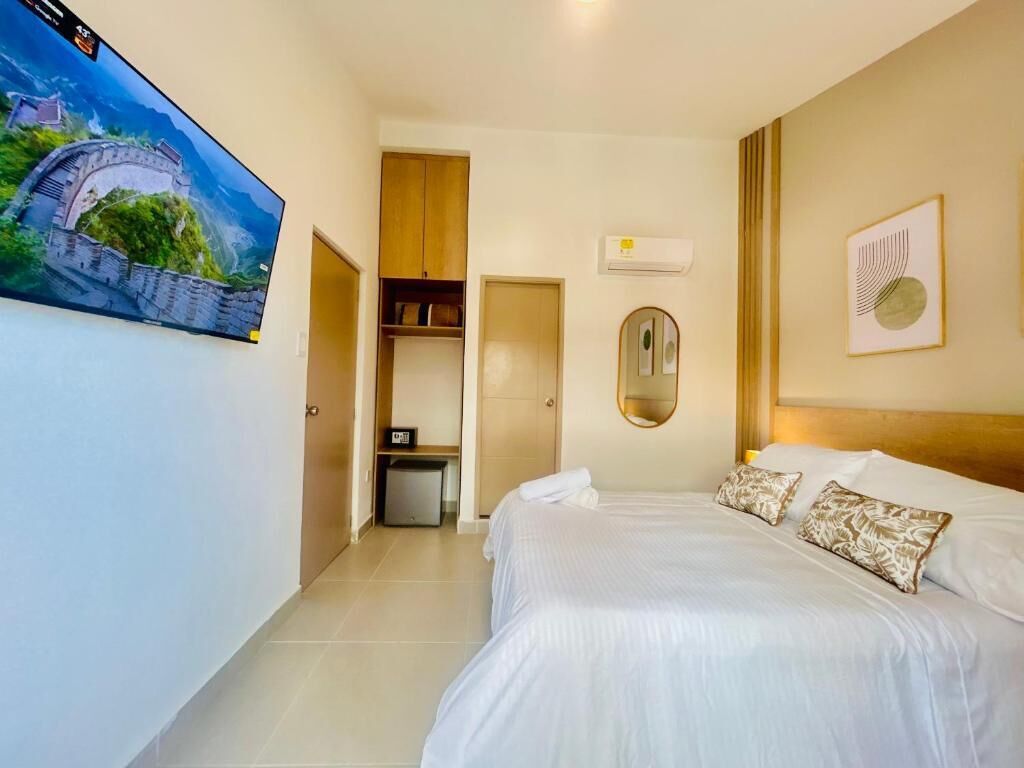 Quarto casal básico, sacada, vista para a praia | Cofres nos quartos, cortinas blackout, Wi-Fi de cortesia