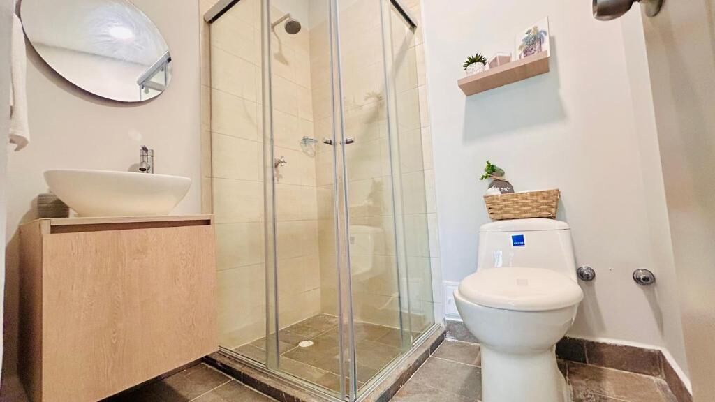 Quarto casal standard | Banheiro | Chuveiro, secador de cabelo (mediante solicitação), toalhas de banho 