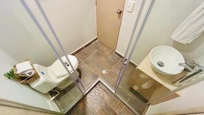 標準雙人房 | 浴室 | 淋浴設備、風筒、提供毛巾、番梘