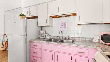 Een koelkast, een magnetron, een oven, een kookplaat