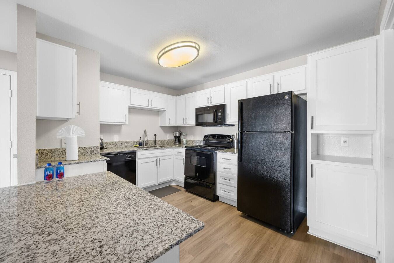 Jääkaappi, mikroaaltouuni, uuni, liesi