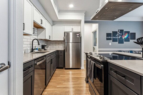 Jääkaappi, mikroaaltouuni, uuni, liesi