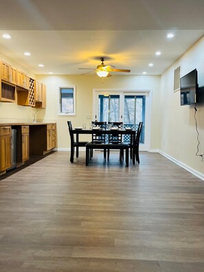 Dining - Spacious Camelback Retreat w/ Fireplace (Henryville)