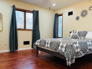 3 bedrooms, free WiFi - Spacious Camelback Retreat w/ Fireplace (Henryville)