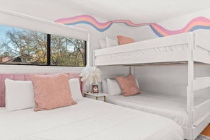 Työpöytä, silitysrauta/-lauta, Wi-Fi, vuodevaatteet