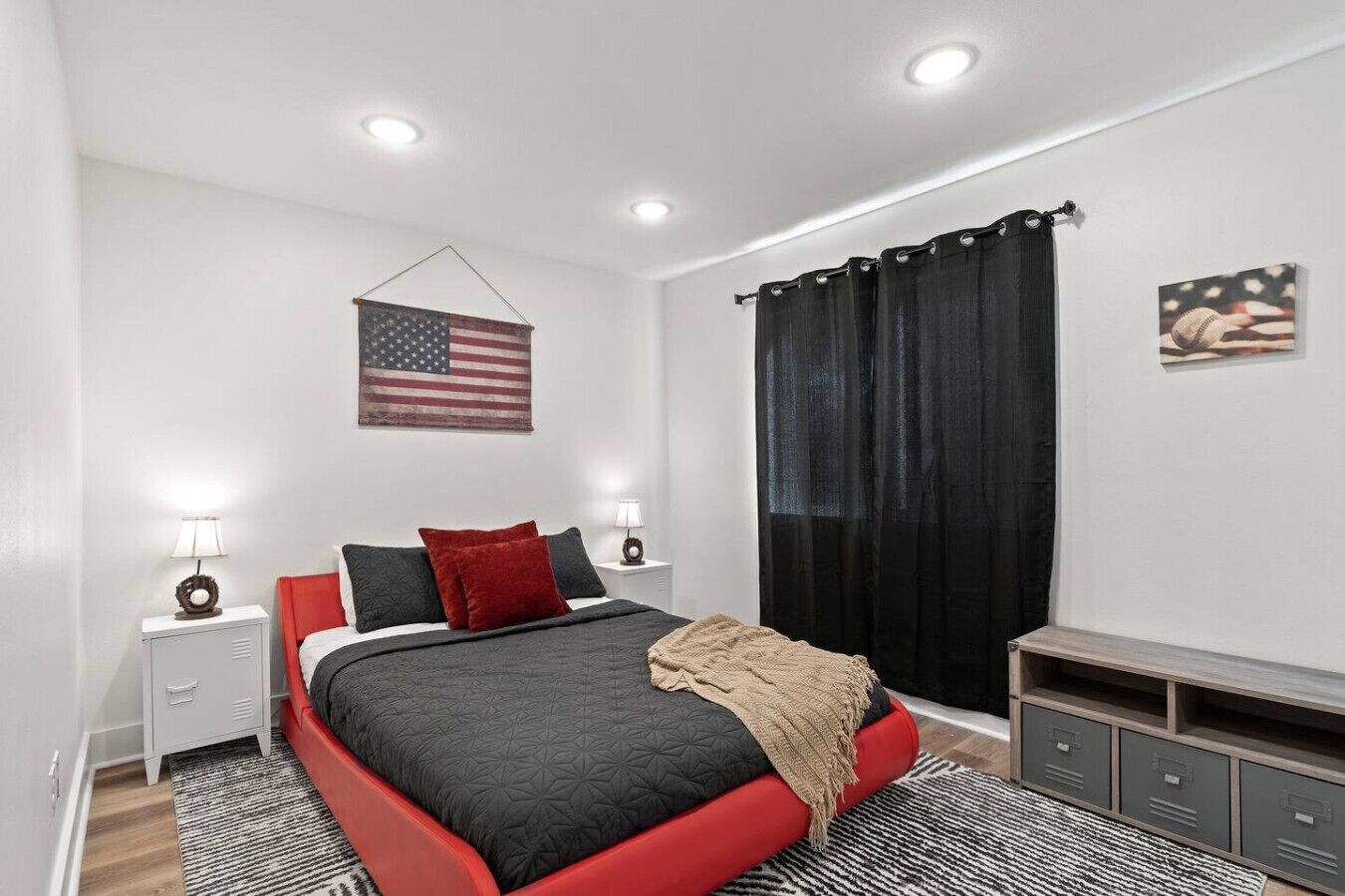 Desk, WiFi, bed sheets