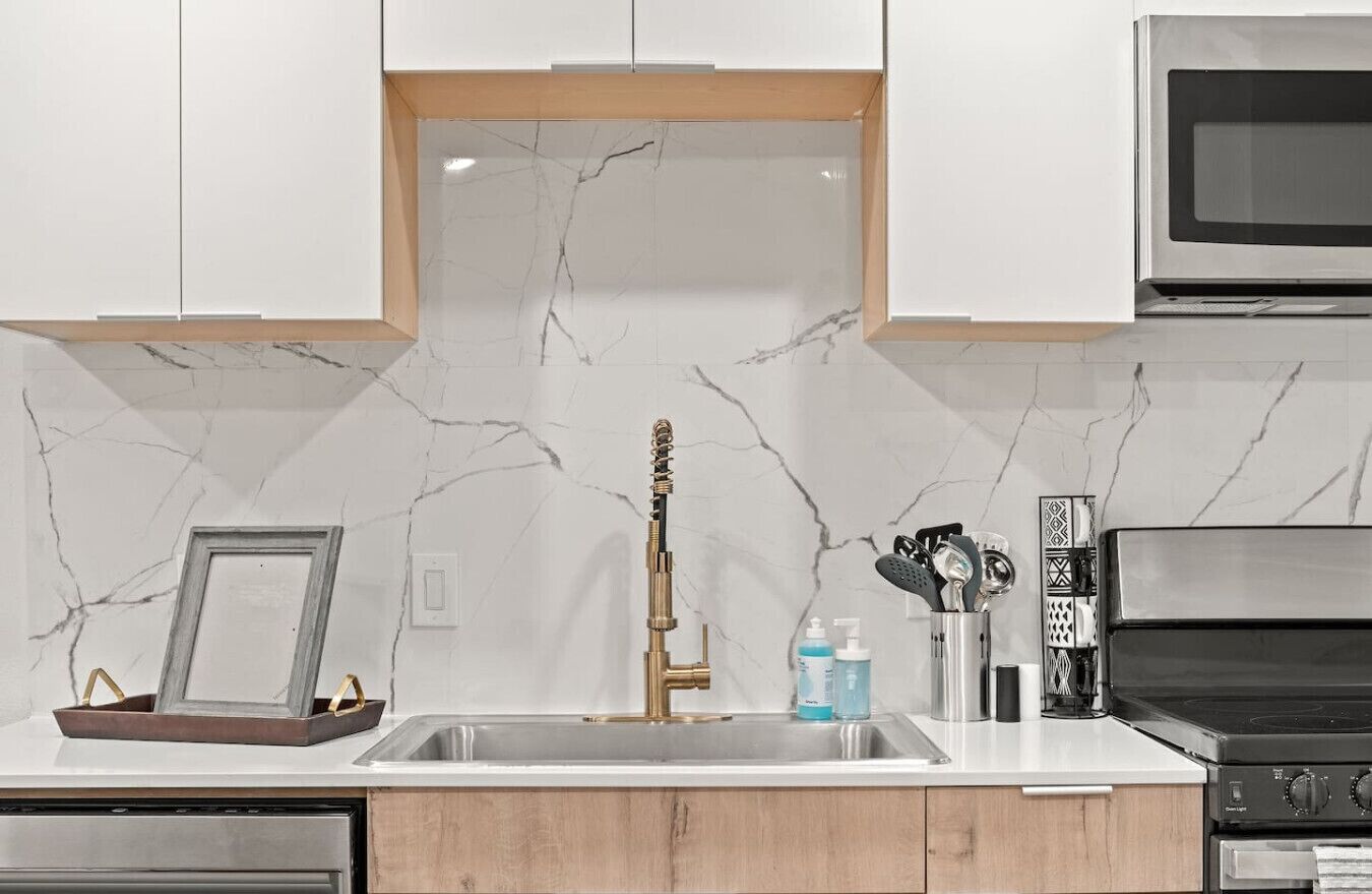 Mikrowelle, Ofen, Herdplatte, Esstisch