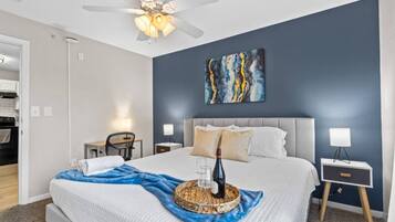 Tabla de planchar con plancha, wifi y ropa de cama