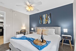 Tabla de planchar con plancha, wifi y ropa de cama 