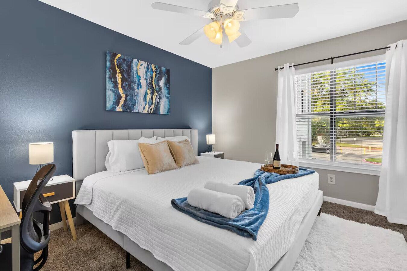 Tabla de planchar con plancha, wifi y ropa de cama 