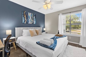 Tabla de planchar con plancha, wifi y ropa de cama