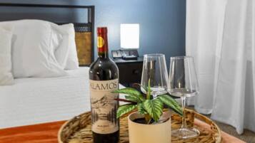 Tabla de planchar con plancha, wifi y ropa de cama