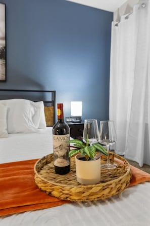 Tabla de planchar con plancha, wifi y ropa de cama