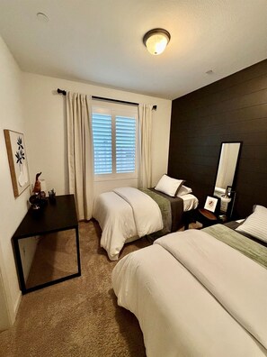 3 habitaciones, escritorio, tabla de planchar con plancha y wifi gratis 