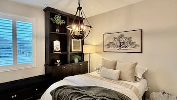 Escrivaninha, ferros/tábuas de passar roupa, berço de viagem