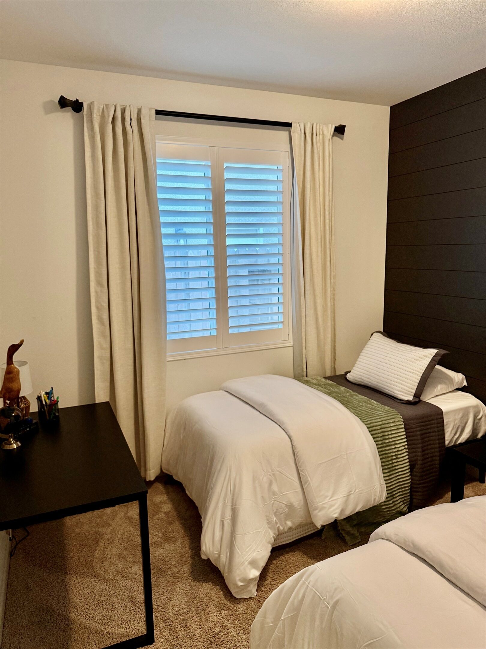 Bureau, fer et planche à repasser, lit de bébé portatif