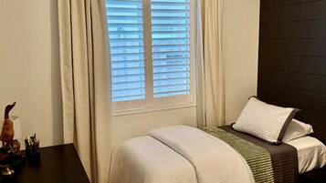 Bureau, fer et planche à repasser, lit de bébé portatif