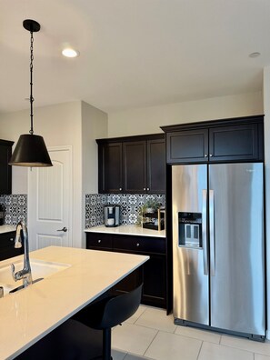 Fridge, microwave, oven, stovetop - Sierra Passage Escape-Near Fresno | National Park (Clovis)