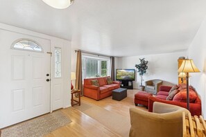 Smart TV, table football, books - The Crossroads Comfort — Central SLC Stay (Murray)