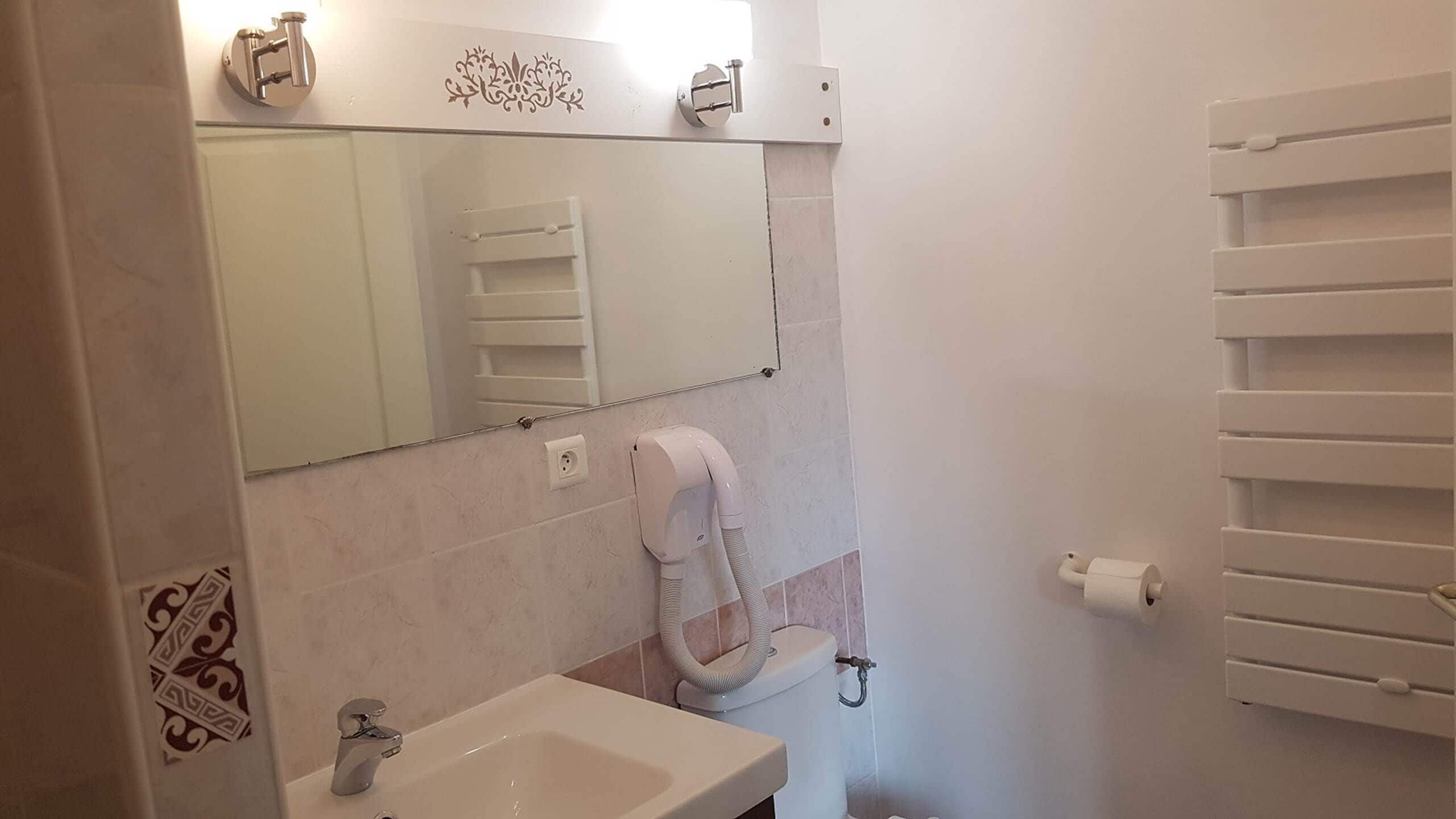 Een haardroger, handdoeken, zeep, shampoo