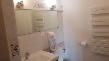 Een haardroger, handdoeken, zeep, shampoo