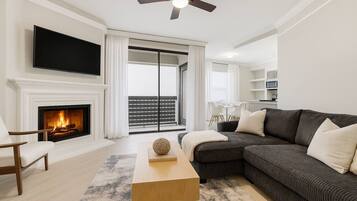 Televisión y chimenea