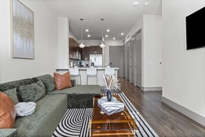 TV - The Madonna, Rooftop Pool, Private Balcony (Georgetown)