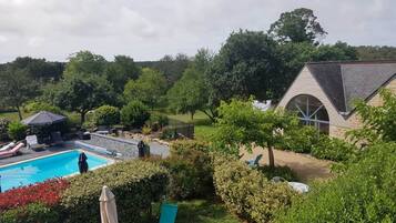 Een binnenzwembad en een buitenzwembad