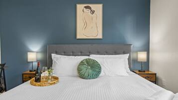 Tabla de planchar con plancha, wifi y ropa de cama