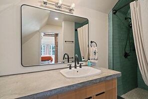 Bidet, toallas, jabón, shampoo 