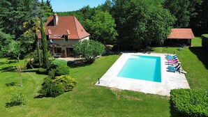 A house with a swimming pool, surrounded by a well-maintained lawn and trees. - Le Tuquet de Saint Chamassy, private swimming pool (ST CHAMASSY)