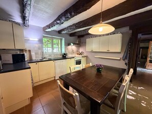 Kühlschrank, Ofen, Geschirrspüler, Wasserkocher mit Kaffee-/Teezubehör