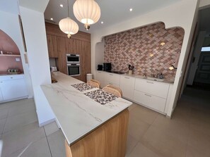 Fridge, microwave, oven, toaster - Ref 038 - Exceptional villa with private pool and jacuzzi in the center of Soulac-sur-Mer (SOULAC SUR MER)