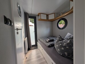 WiFi, bed sheets